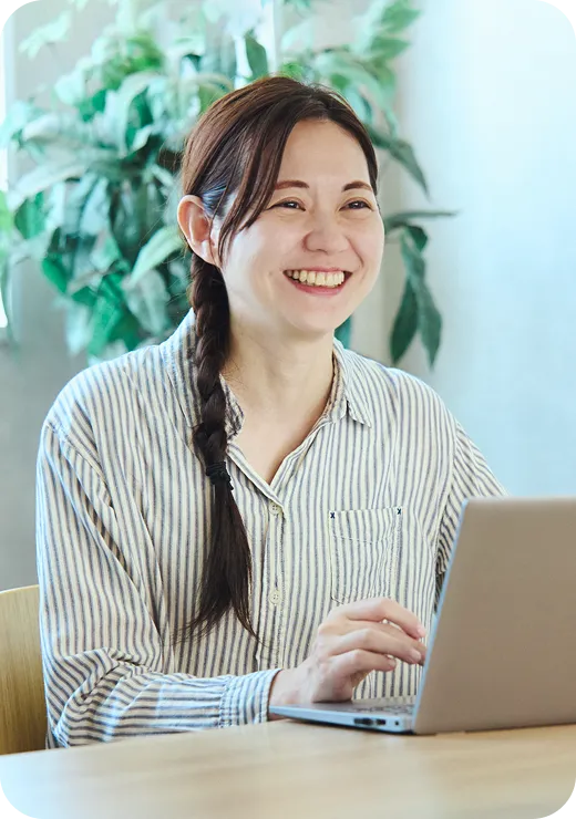 笑顔で話す女性